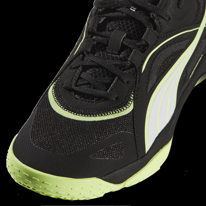 Chaussures De Sports D'intérieur Solarstrike Ii Noir-blanc-lumière Pétillante Puma Canada
